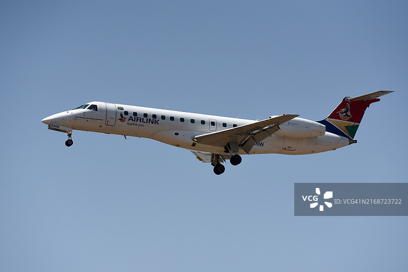 巴西航空工业公司的飞机降落在奥坦博国际机场图片素材