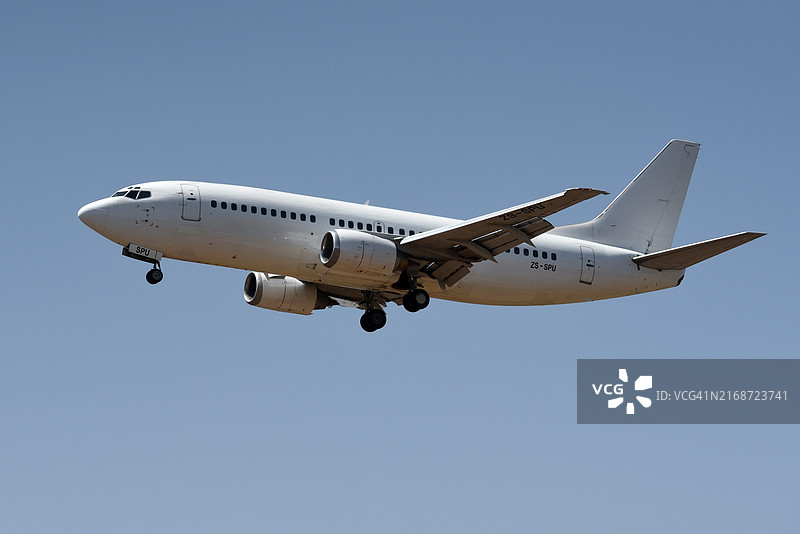 波音737在奥坦博国际机场降落图片素材