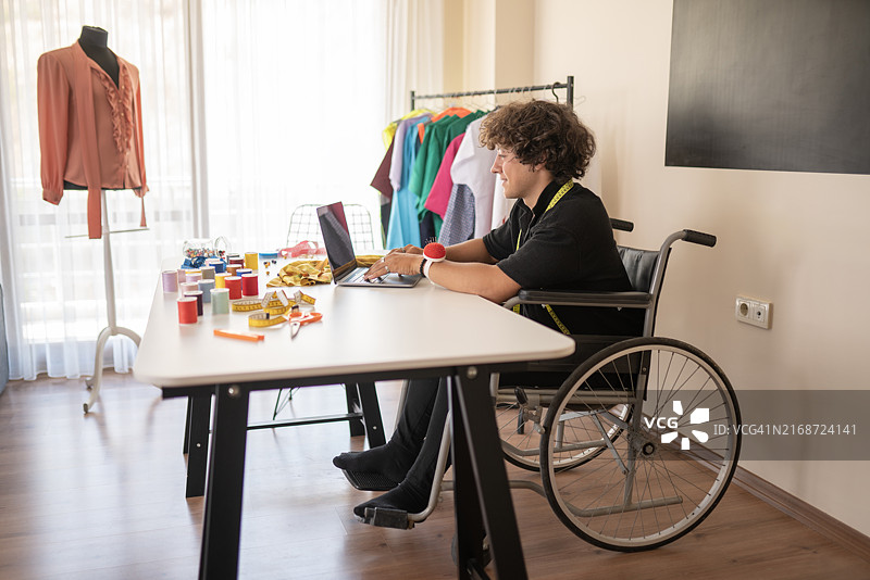 克服障碍：裁缝店里的创造力与决心图片素材