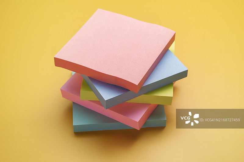 排列在鲜艳彩色背景上的彩色便利贴图片素材