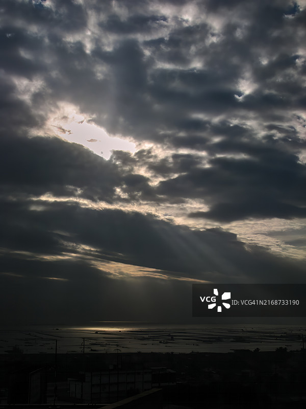 海湾地区上空有暮光射线的多云天空图片素材