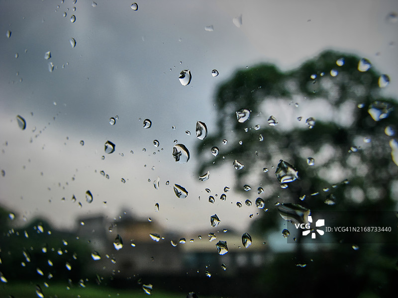 雨天里汽车挡风玻璃上的雨滴图片素材
