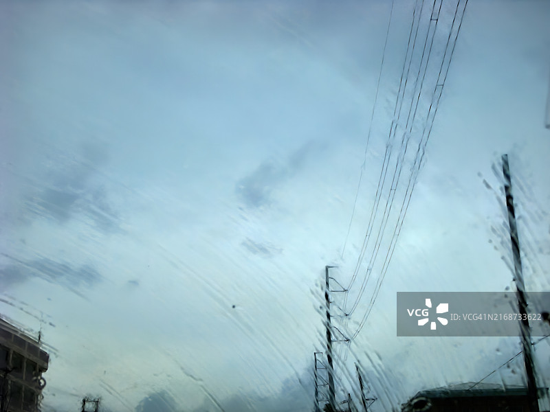 汽车挡风玻璃上的模糊纹理图片素材