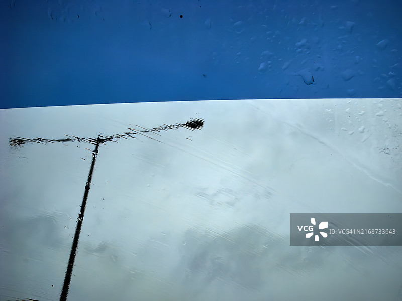 汽车挡风玻璃上的雨滴图片素材