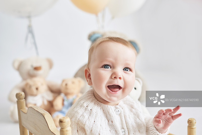 宝宝的蛋糕派对：快乐的生日男孩庆祝一岁图片素材