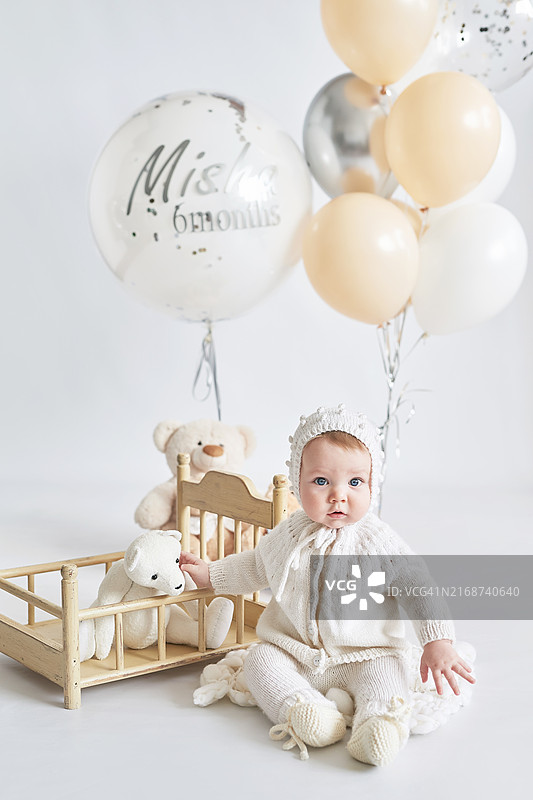 宝宝的蛋糕派对：快乐的生日男孩庆祝一岁图片素材