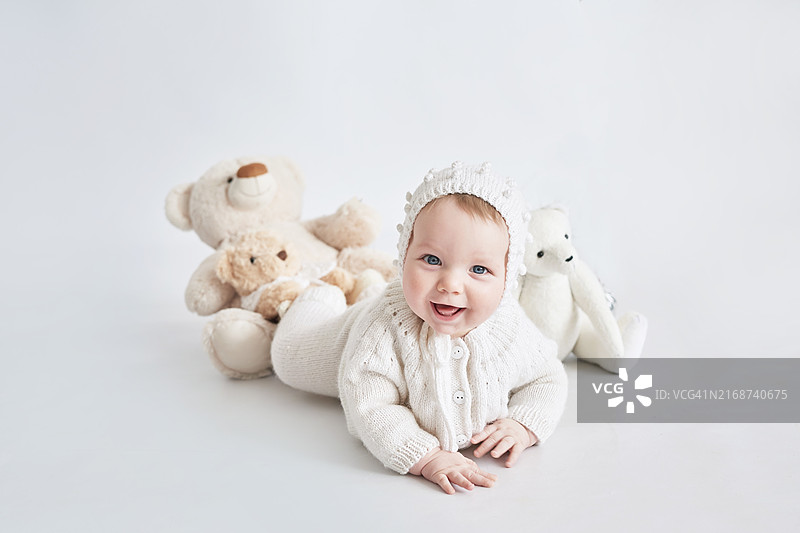 宝宝的蛋糕派对：快乐的生日男孩庆祝一岁图片素材