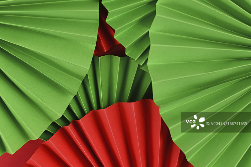 红色和绿色纸艺圣诞花结抽象背景图片素材