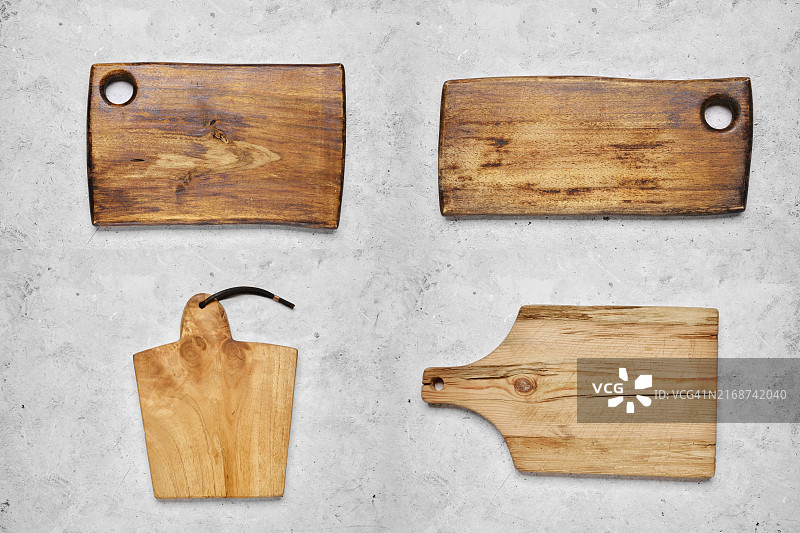 不同类型的空木制砧板俯视图图片素材