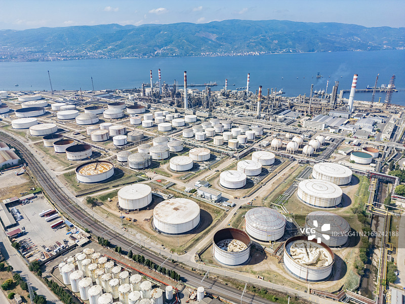 工业建筑、储罐、管道和烟囱网络航拍图片素材