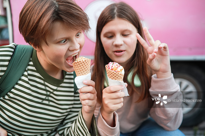 青少年朋友或姐妹吃冰淇淋的快乐旅行图片素材