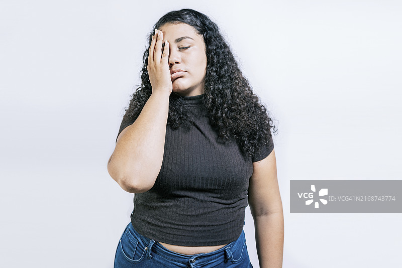 疲惫不堪的妇女扶着额头，担忧的年轻女子扶着额头，疲惫的妇女手掌扶额图片素材