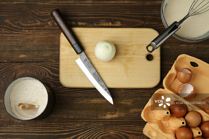 厨房桌子与煎蛋卷配料的俯视图图片素材