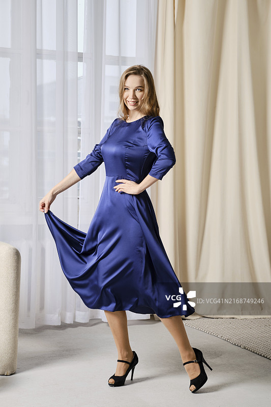 快乐女子身穿长裙在家跳舞图片素材