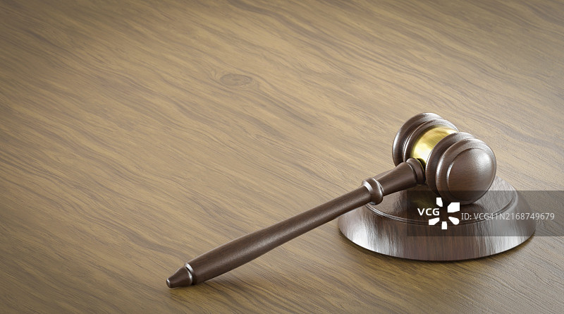 桌子上放着的法槌，有文字空间图片素材