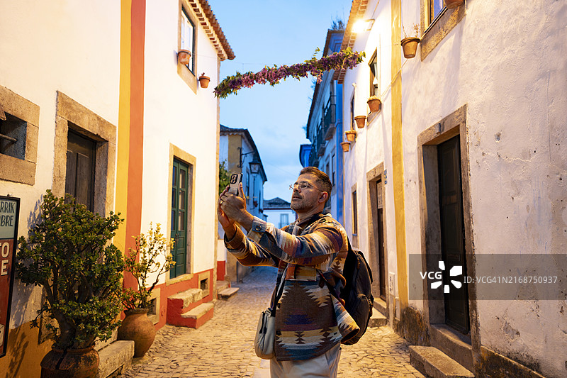 男子在奥比多斯自拍图片素材