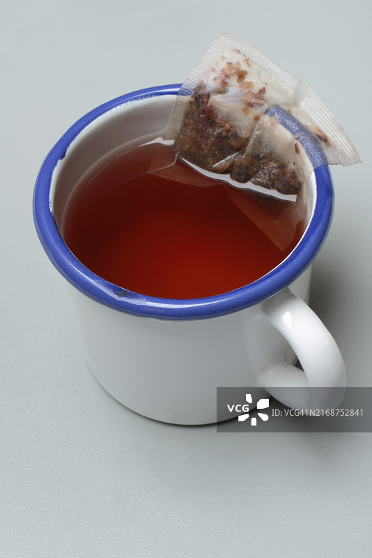 带茶包的红色水果茶图片素材