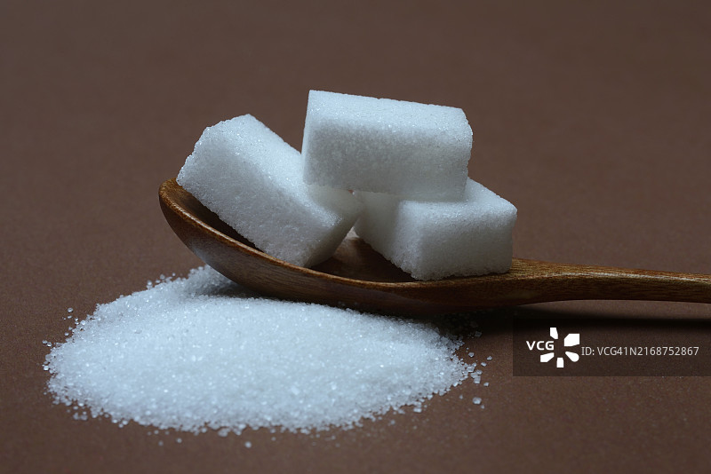 勺子里的砂糖和糖块图片素材