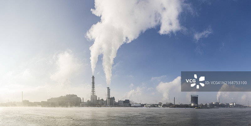 巴斯夫位于莱茵河畔的工厂，化工公司，雾天，路德维希港，莱茵兰-普法尔茨州，德国，欧洲图片素材