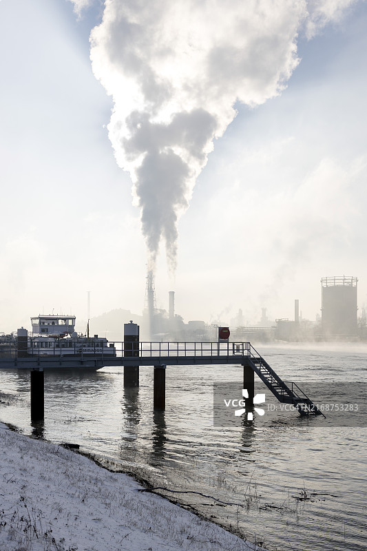 德国路德维希港莱茵河畔巴斯夫化工厂的栈桥图片素材