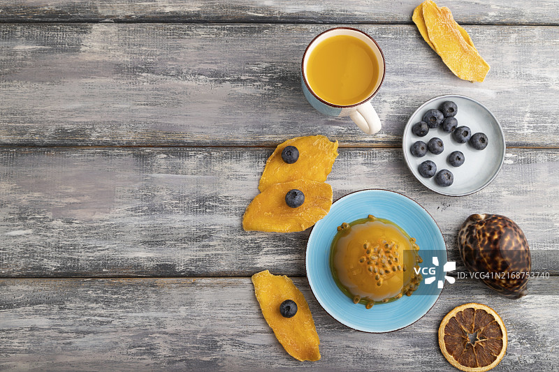 灰色木质背景上的芒果百香果蓝莓果冻，顶视图，扁平风格，文案空间图片素材