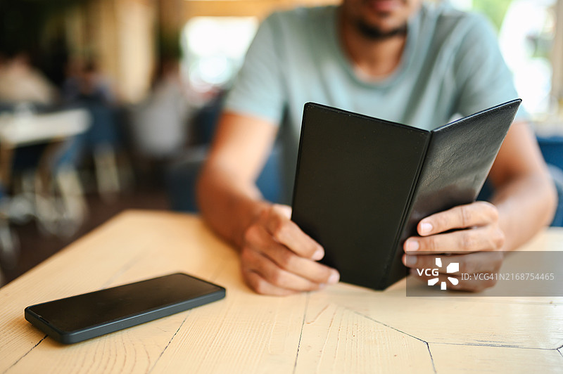 年轻人正在付款图片素材