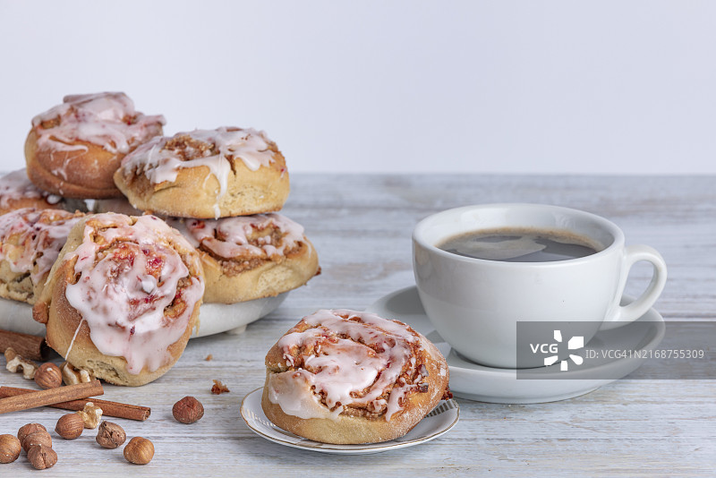 咖啡旁的自制肉桂卷图片素材