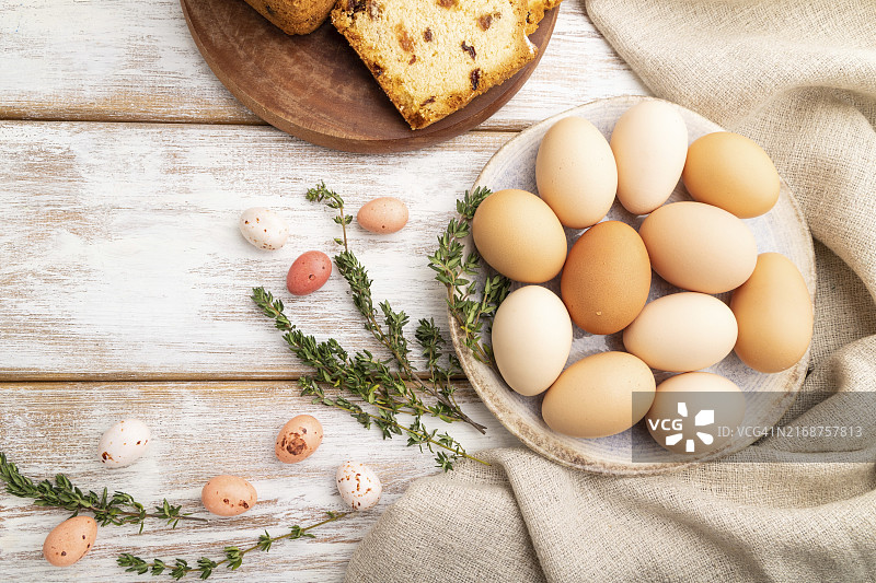 白色背景下的自制葡萄干复活节馅饼图片素材