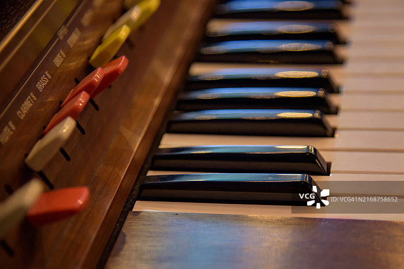 传统木制立式钢琴和琴键特写图片素材