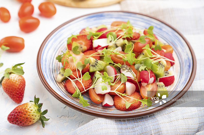 草莓猕猴桃蔬菜沙拉图片素材