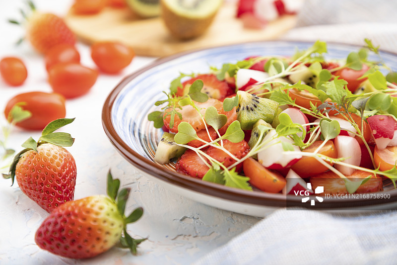 草莓猕猴桃蔬菜沙拉图片素材