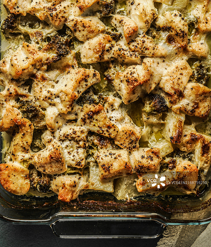 烤鸡块和蔬菜特写图片素材