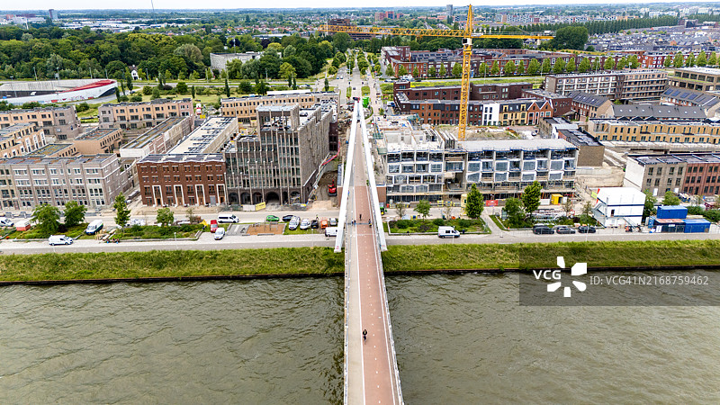 在建公寓楼群和自行车桥图片素材