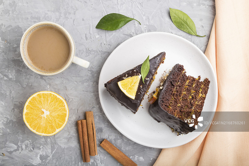 自制橙香肉桂巧克力蛋糕与咖啡图片素材