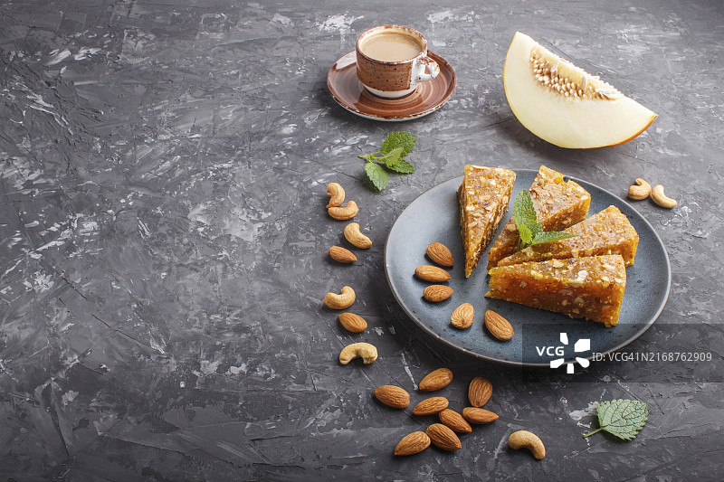 土耳其焦糖甜瓜糖果、坚果与咖啡图片素材