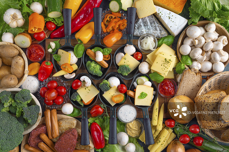 奶酪、蔬菜和素食肉类替代品烤盘图片素材