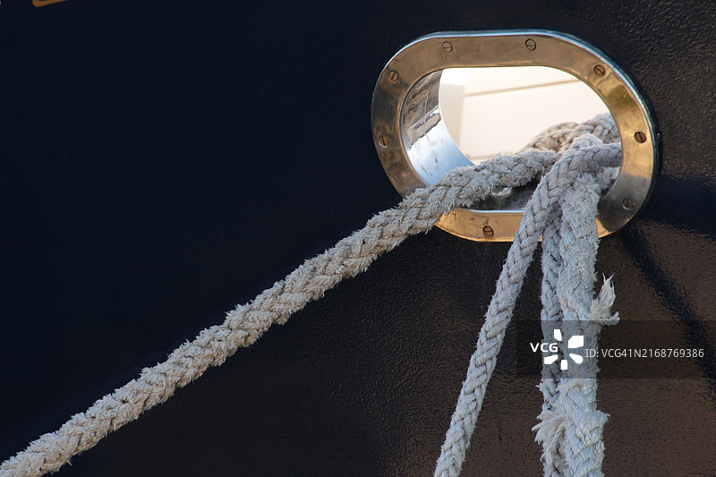 船上的绳索和锚孔图片素材