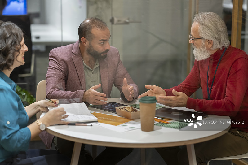 商务人士在商务会议期间交谈图片素材