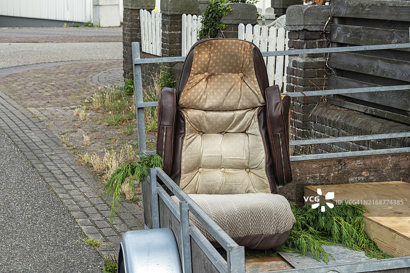 带坐垫的棕色旧皮革旧椅子图片素材