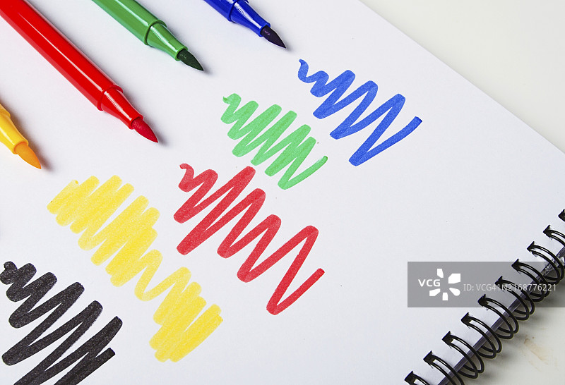 绘画本上的水彩笔刷组合（艺术家桌面，顶视图，特写，选择性聚焦）图片素材