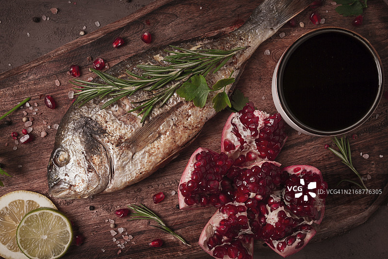 香料草药炸多 Dorado 鱼，木板上，石榴酱，特写，无人图片素材