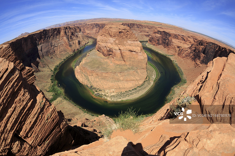 马蹄湾全景，陡峭的峡谷壁和绿水河流，北美洲美国亚利桑那州图片素材