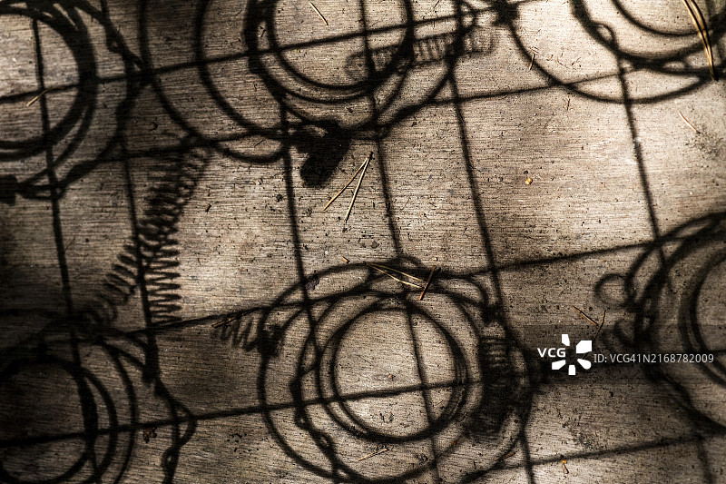 瑞典Kyrkö Mosse汽车墓地的阴影、悬架和弹簧篮图片素材