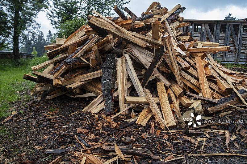 一堆新劈的木柴图片素材