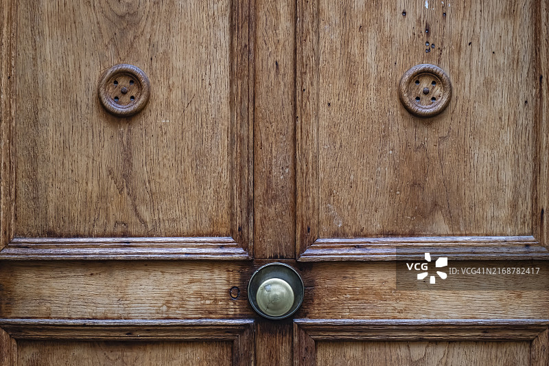 木质古董门上，历史悠久的前门上的应用，林道老城区（博登湖），巴伐利亚，德国，欧洲图片素材