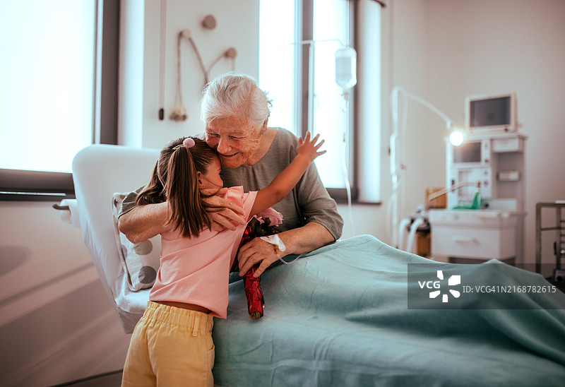 孙女探望住院的祖母图片素材