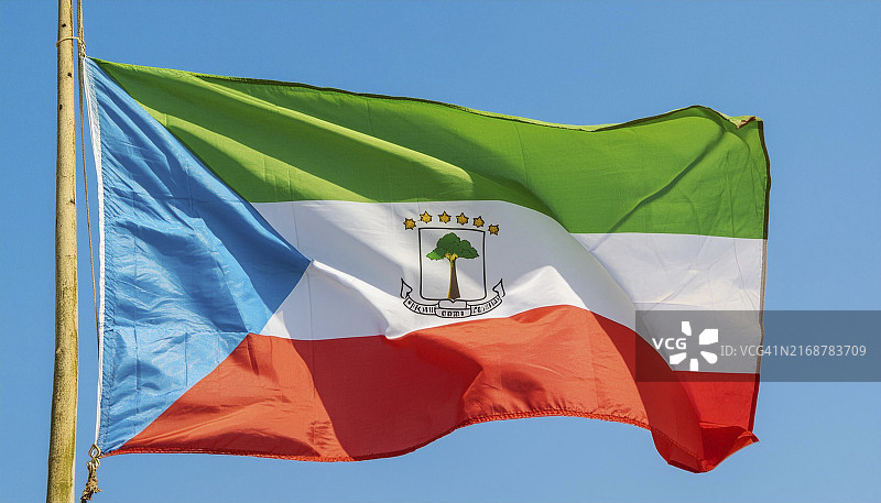 赤道几内亚国旗在蓝天下飘扬图片素材