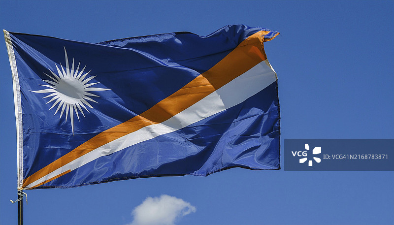 在蓝天下飘扬的马绍尔群岛国旗图片素材