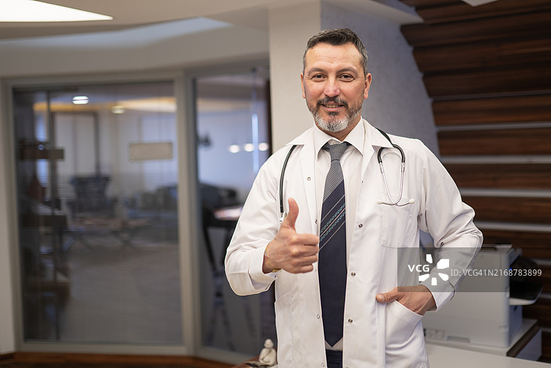 面带微笑的医生图片素材