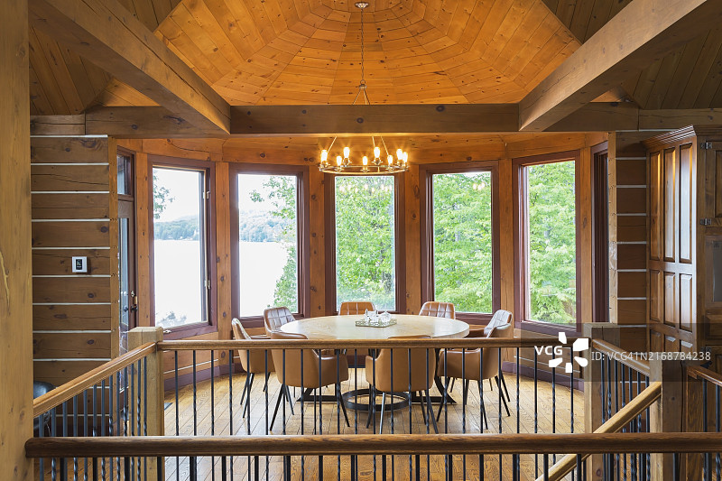 楼梯与圆形木质餐桌图片素材